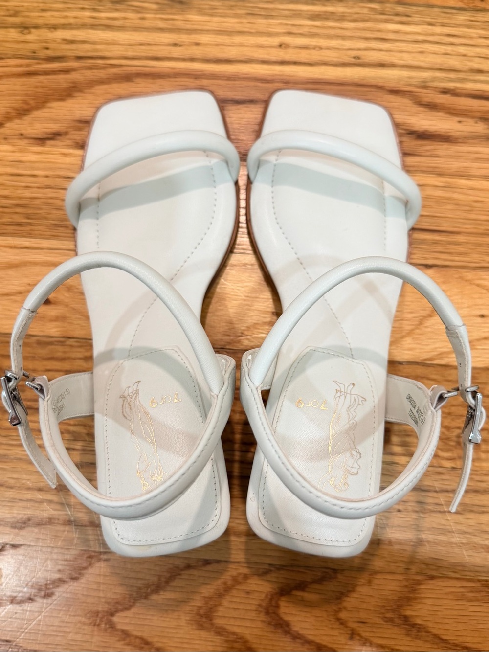 7 or 9 Udon Sandal - Picture 1 of 8